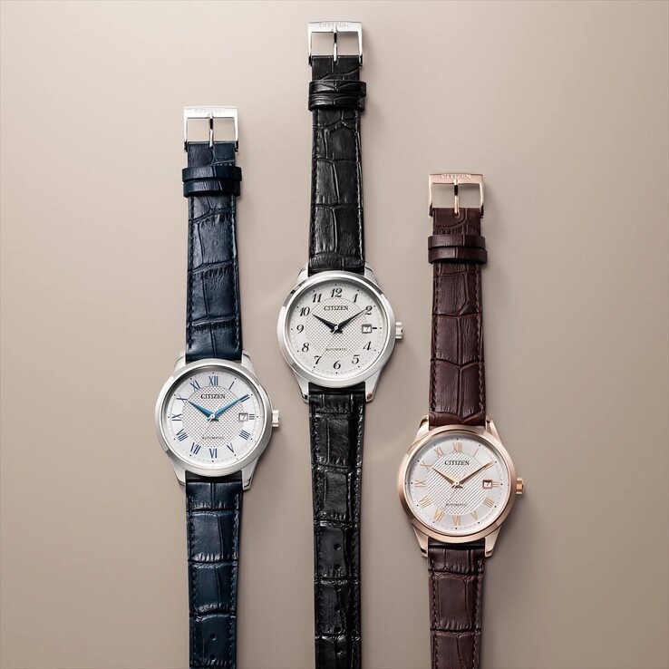 Drie automatische Citizen-horloges, verticaal gerangschikt, met blauwe, zwarte en bruine leren bandjes en zilverkleurige of roségoudkleurige kasten.