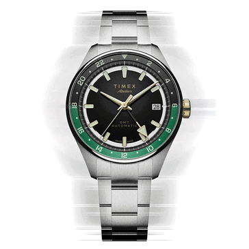 Timex Atelier GMT Première M1a met een zwarte wijzerplaat, groene GMT-ring en roestvrijstalen horlogeband.