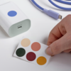 De IKEA Sjöss 65W 1-poorts USB-lader kan aangepast worden met de bijgeleverde stickers. (Afbeeldingsbron: IKEA)