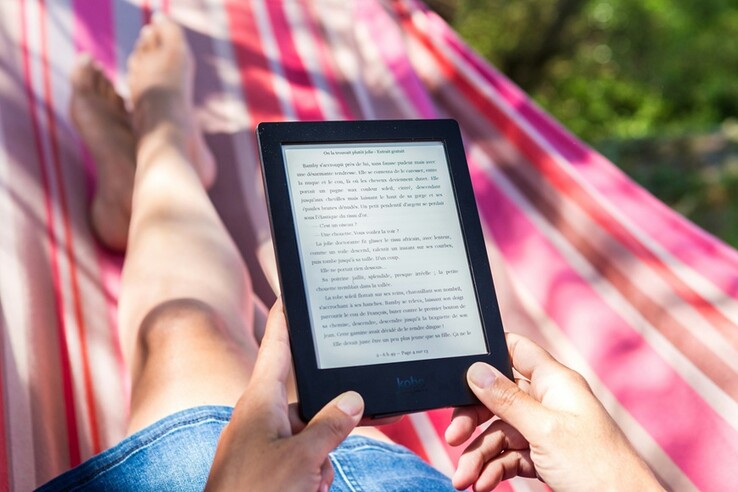 Achterover leunen met een Kindle, want niets zegt meer "ik ben druk bezig met ontspannen" dan verdwalen in een goed boek onder de zon. (Afbeelding Bron: Perfecto Capucine - Unsplash)