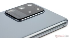 Net als de Galaxy S20 Ultra (hier afgebeeld), zou Samsung volgens een rapport ook een camerabump kunnen gebruiken op de Galaxy S26 Ultra. (Afbeeldingsbron: Notebookcheck)