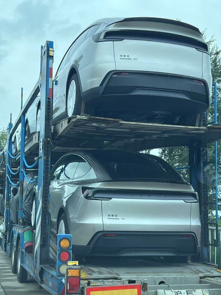 Tesla Model Y Ls op een autodrager in China (Afbeelding bron: TslaChan op X)
