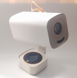 De Yaber T1 Pro is een eenvoudig te gebruiken projector met automatische beeldinstelling. (Afbeeldingsbron: Notebookcheck)