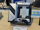 Minisforum zal de DeskMini BD395i Max exclusief met AMD Strix Halo APU's verkopen. (Afbeeldingsbron: Minisforum)