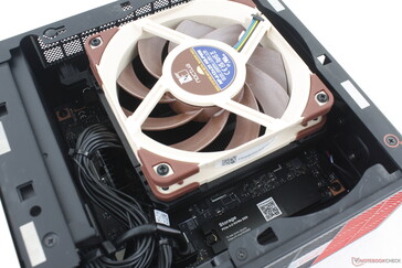 Als u het zijpaneel verwijdert, ziet u de ventilator en de primaire M.2 SSD-sleuf