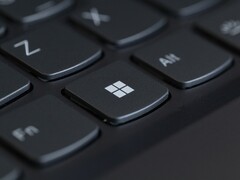Close-up van een zwart laptoptoetsenbord met de Windows-toets scherp in beeld