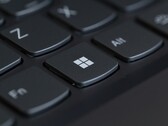Close-up van een zwart laptoptoetsenbord met de Windows-toets scherp in beeld