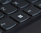 Close-up van een zwart laptoptoetsenbord met de Windows-toets scherp in beeld