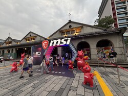 Lucky verwelkomt bezoekers bij de ingang van Warehouse 5, in het Songshan Cultureel en Creatief Park in Taipei