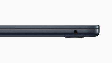 Apple MacBook Air 15-inch: Rechts - Hoofdtelefoonaansluiting. (Afbeelding Bron: Apple)