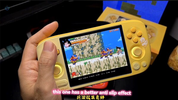 De Ayaneo Pocket Air Mini B.Duck Edition heeft een geel kleurverloop met bijpassende knoppen en thumbsticks.