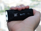 De nieuwe EDC-zaklamp van Nitecore is gemakkelijk vast te houden (Afbeelding bron: Andreas Sebayang/Notebookcheck.com)
