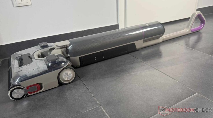Doordat het in een hoek van 180 graden plat kan worden neergelegd, is het gemakkelijker om onder meubels schoon te maken.