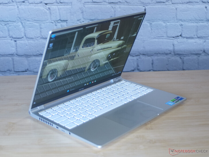 Reflectie van het toetsenbord van de laptop zelf onder studioverlichting en bij 62% schermhelderheid