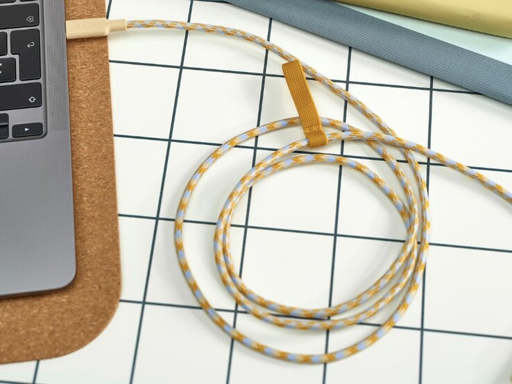De IKEA Rundhult USB-C naar USB-C kabel in beige/blauw (Afbeelding bron: IKEA)