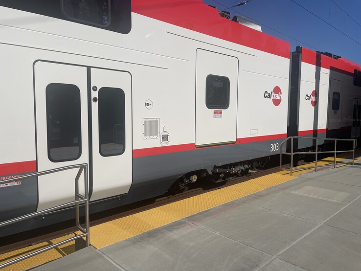 Bijzonder kenmerk van de nieuwe Stadler Kiss Caltrain: Er zijn twee instaphoogtes voor een betere toegankelijkheid (Afbeelding bron: Andreas Sebayang)