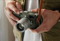 De safari-editie van de iconische Leica M11-P meetzoekercamera zal verkrijgbaar zijn in olijfgroen (Afbeelding bron: Leica)