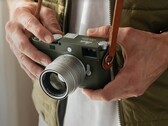 De safari-editie van de iconische Leica M11-P meetzoekercamera zal verkrijgbaar zijn in olijfgroen (Afbeelding bron: Leica)