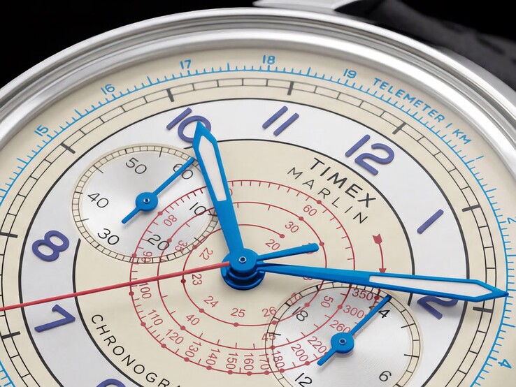 Close-up van de Timex Marlin Neo Classic Chronograph, met zijn gelaagde telemeter- en tachymeterschalen en lichtgevende wijzers.