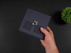 AMD Ryzen AI Max+ 395 Strix Halo mini-pc, getoond met SteamOS voor benchmarkvergelijkingen op het gebied van gaming