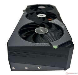 Op haaienvinnen geïnspireerd ventilatorontwerp op de Aorus GeForce RTX 4070 Ti Master