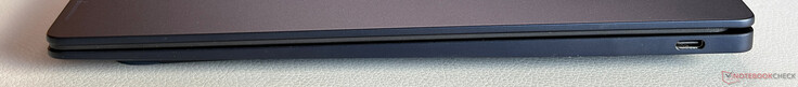 Rechts: USB-C 3.2 Gen. 2 (10 Gbps, DisplayPort 1.4, power delivery 3.0)