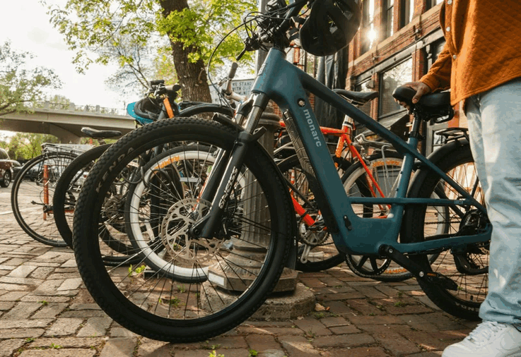 De Monarc Tracer e-bike is verkrijgbaar met een frame met hoge instap