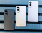 Drie Samsung Galaxy Edge smartphones in zwart, zilver en wit naast elkaar op een blauwe bank, waarop het ultraslanke ontwerp aan de achterkant en de dubbele camera te zien zijnDrie Samsung Galaxy Edge smartphones in zwart, zilver en wit naast elkaar op een blauwe bank, waarop het ultraslanke ontwerp aan de achterkant en de dubbele camera te zien zijn (Foto bron: Notebookcheck)