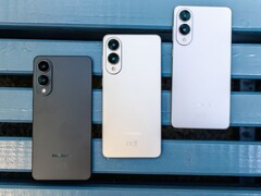 Drie Samsung Galaxy Edge smartphones in zwart, zilver en wit naast elkaar op een blauwe bank, waarop het ultraslanke ontwerp aan de achterkant en de dubbele camera te zien zijnDrie Samsung Galaxy Edge smartphones in zwart, zilver en wit naast elkaar op een blauwe bank, waarop het ultraslanke ontwerp aan de achterkant en de dubbele camera te zien zijn (Foto bron: Notebookcheck)