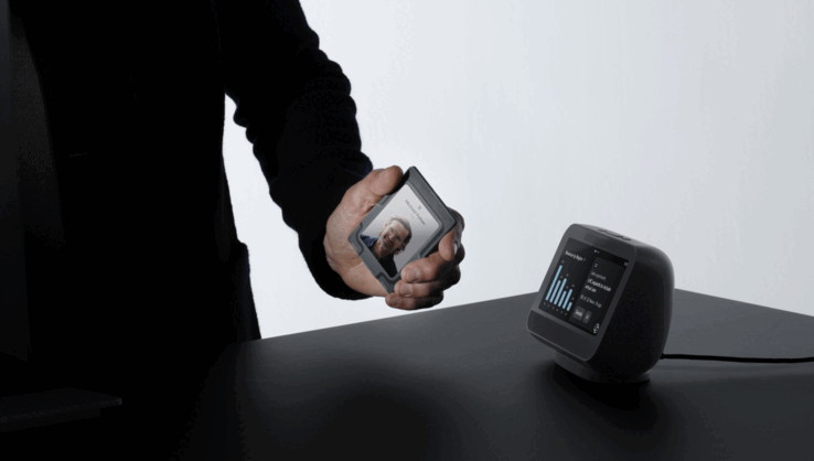 Project Solara badge concept - hands-on.