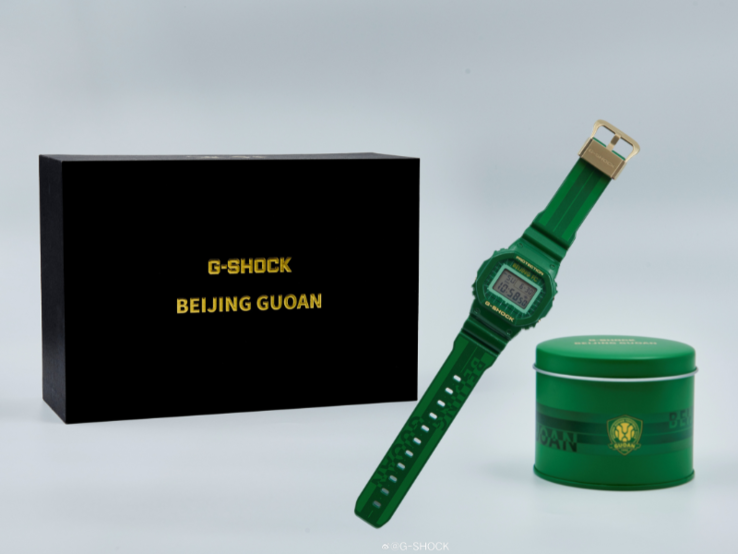 Het G-Shock x Beijing Guoan Football Club horloge. (Afbeelding bron: Casio via Weibo)