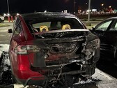 Beschadigde voertuigen bij een Tesla-dealer in Salem. Arrestatie van verdachte van brandstichting (Afbeelding bron: Salem Police Department)