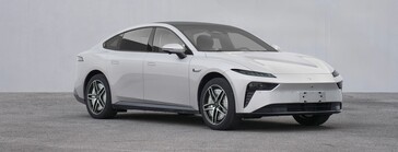 Zijaanzicht van de Dongfengs eπ 007 sedan met vier naafmotoren (Afbeelding bron: MIIT)