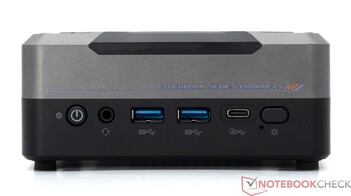 Voorkant: Aan/uit-knop, 3,5 mm audio-aansluiting, 2x USB 3.2 Gen 2, USB4, RGB-bediening