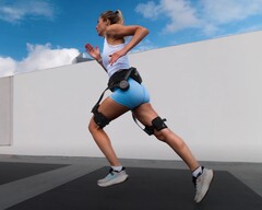 De X Ultra (hierboven afgebeeld, vastgebonden aan een vrouw) kan doorgewinterde hardlopers afschrikken die de voorkeur geven aan training boven hulpmiddelen, maar kan nuttig zijn voor mensen met bepaalde gezondheidsproblemen (Afbeelding bron: Hypershell)