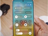 De schuifregelaars voor volume en helderheid zijn van plaats verwisseld in One UI 7 Beta 2 (Afbeelding Bron: Tarun Vats via X)