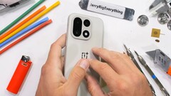 De OnePlus 15 in de kleur Sand Storm heeft een plastic achterkant die gemakkelijk krast, maar vrijwel onbreekbaar is. (Afbeeldingsbron: JerryRigEverything)