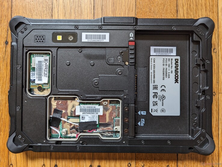 De M.2 2242 SSD, WAN-sleuf en WLAN-module zijn allemaal gemakkelijk toegankelijk via een verwijderbare plaat aan de achterkant