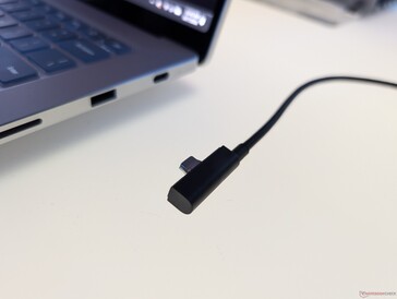 Close-up van magnetische USB-C-kabel. Let op de iets dikkere connector die niet compatibel is met de meeste andere USB-C-poorten