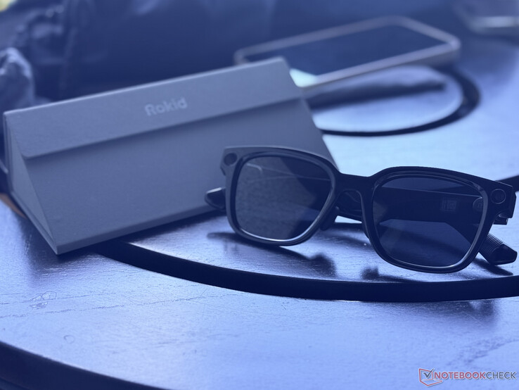 De Rokid AI Glasses Style naast het opvouwbare opbergdoosje
