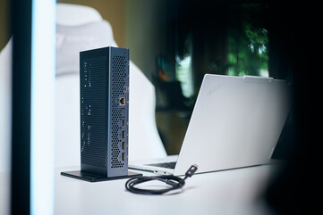 Veelzijdige opstelling: De Aorus AI Box kan verticaal worden geplaatst om ruimte op het bureau te besparen, waardoor de Thunderbolt 5-poorten, HDMI 2.1, drie DisplayPorts en de Ethernet-aansluiting aan de achterzijde gemakkelijk toegankelijk zijn