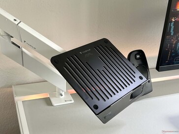 Voor de laptopbeugel is een extra monitorarm nodig.