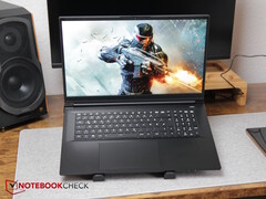 XMG Apex 17 op een bureau