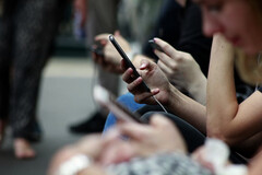 Uit een recent onderzoek blijkt dat tieners complexere gedachten hebben over smartphonegebruik dan u misschien zou verwachten. (Afbeelding bron: Robin Worrall op Unsplash - bewerkt)