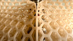 De 1X NEO humanoïde robot is bedekt met een zacht, beschermend 3D polymeer kussen. (Afbeeldingsbron: 1x)