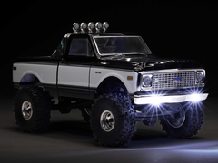 Een afbeelding van de Axial SCX24 rups tegen een donkere achtergrond.