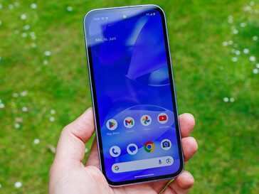 De Google Pixel 9a buitenshuis