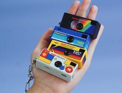 De Kodak Charmera, hier afgebeeld in vier van de zeven kleuren, is echt een sleutelhangercamera (Afbeelding bron: Kodak)