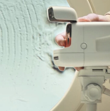 De Polaroid Flip maakt gebruik van ultrasoon geluid om de ideale lens te selecteren voor de juiste scherpstelling. Een statiefbevestiging kan worden gebruikt om onscherpte tijdens lange belichtingen te voorkomen. (Afbeeldingsbron: Polaroid)