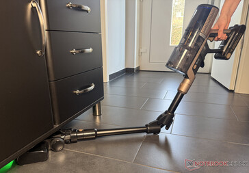 Buigbare buis maakt schoonmaken onder meubels gemakkelijker